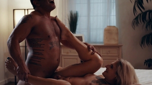 Transsensual - Brown hair & muscle fetish fingering